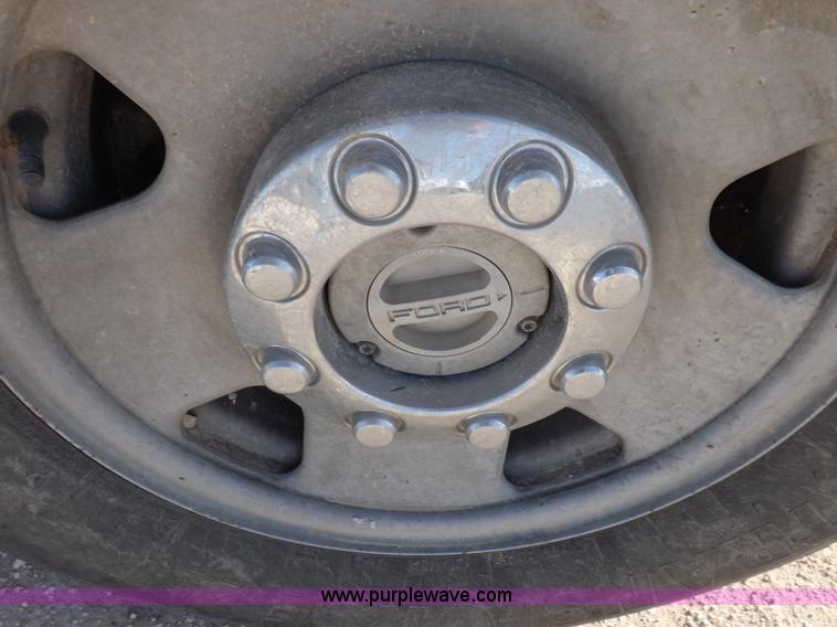 image for item I8427 2005 Ford F250 Super Duty XL Crew Cab pickup truck