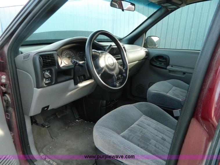 image for item AQ9998 2005 Pontiac Montana van