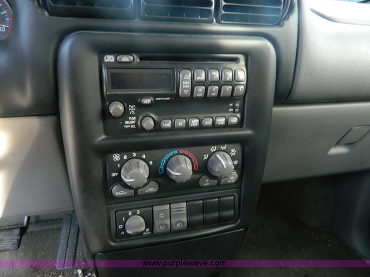 image for item AQ9998 2005 Pontiac Montana van