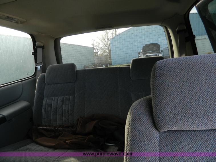 image for item AQ9998 2005 Pontiac Montana van