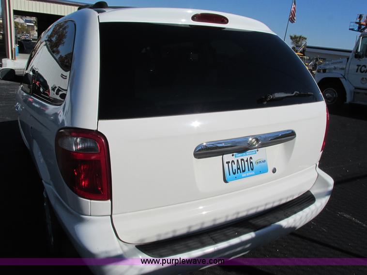 image for item G9398 2003 Chrysler Town & Country LX van