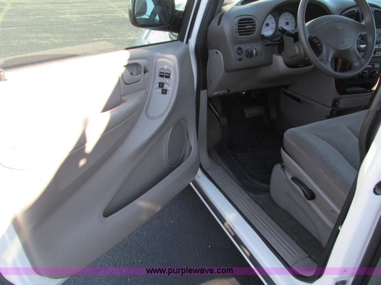 image for item G9398 2003 Chrysler Town & Country LX van