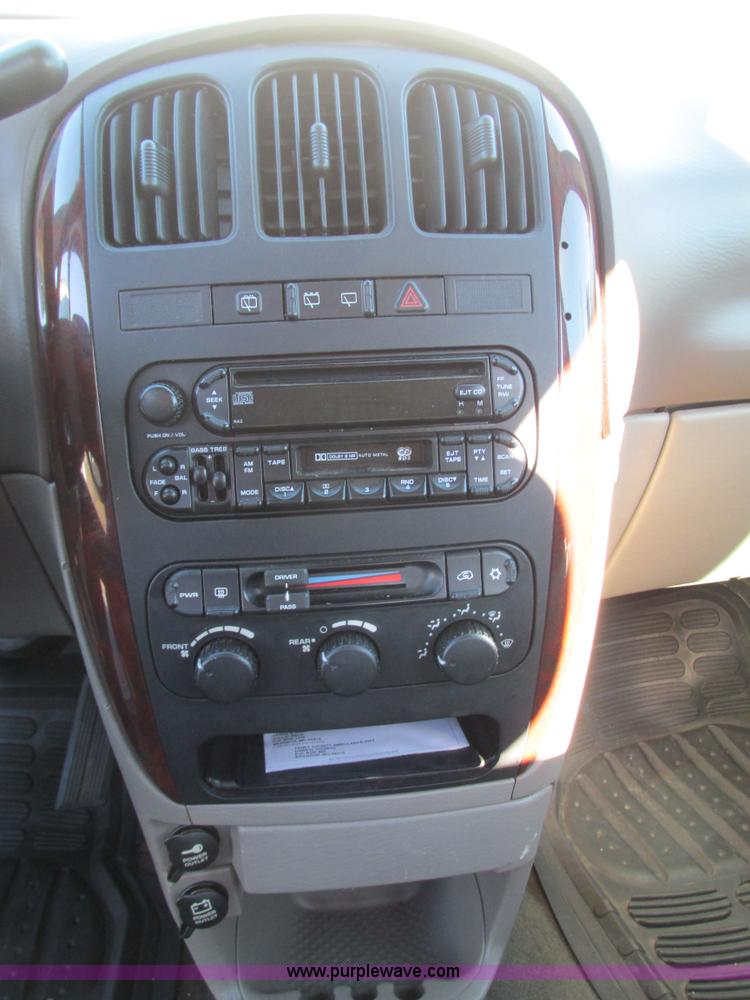 image for item G9398 2003 Chrysler Town & Country LX van