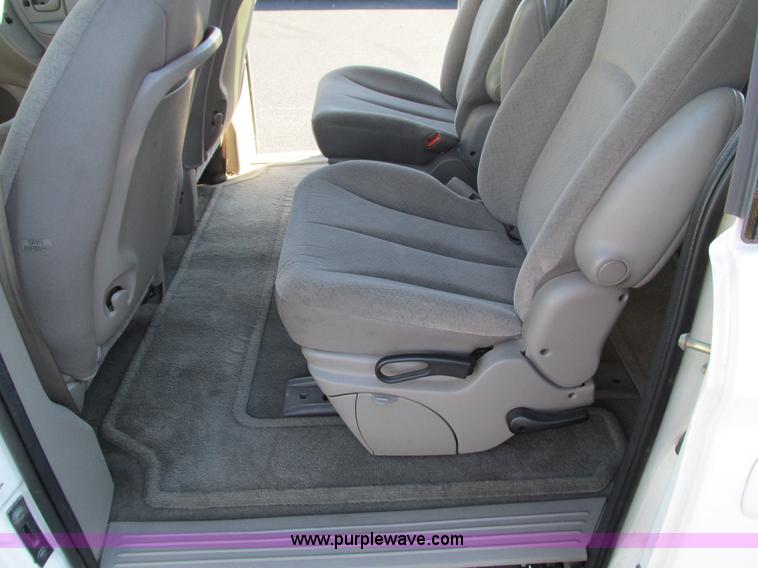 image for item G9398 2003 Chrysler Town & Country LX van