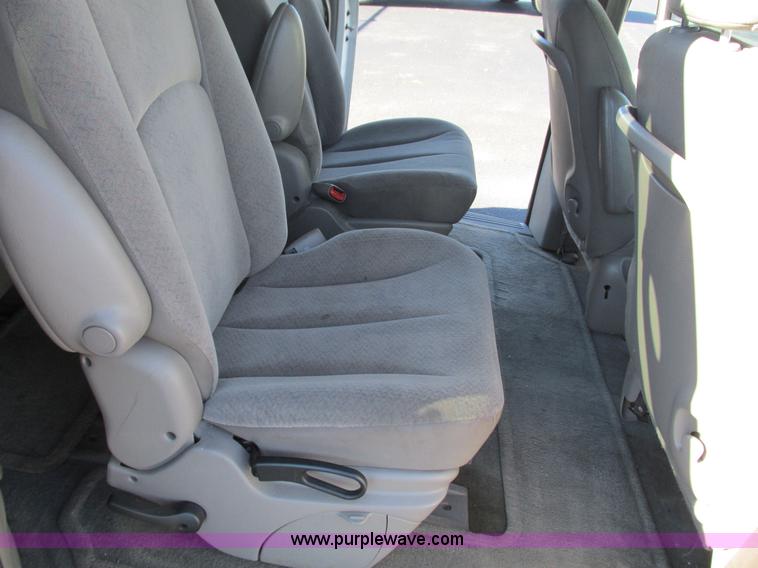 image for item G9398 2003 Chrysler Town & Country LX van