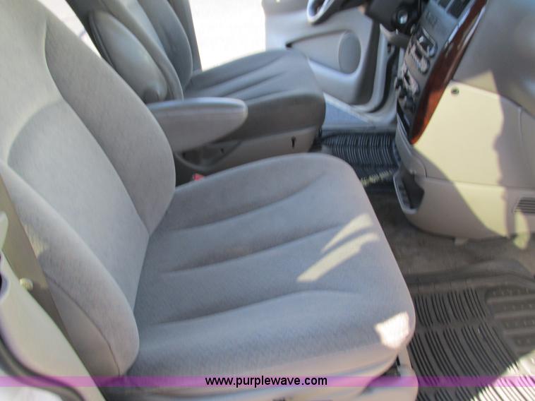 image for item G9398 2003 Chrysler Town & Country LX van