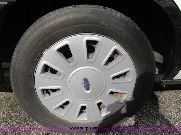 image for item G9402 2008 Ford Crown Victoria Police Interceptor