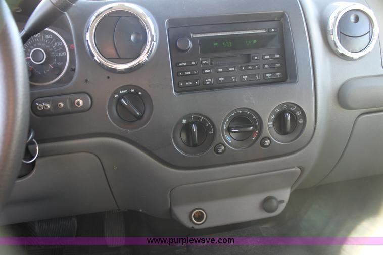 image for item H7307 2005 Ford Expedition XLT SUV