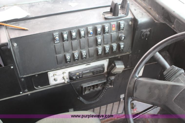 image for item H7964 1997 International 3800 school bus