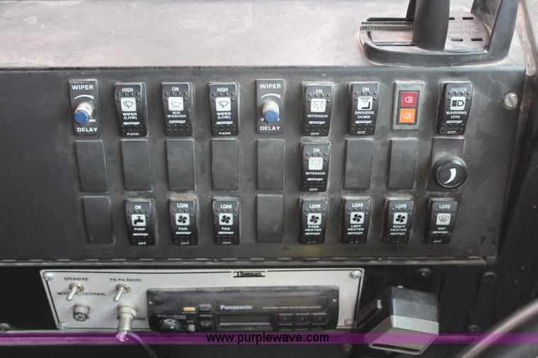 image for item H7964 1997 International 3800 school bus