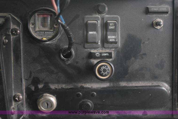 image for item H7964 1997 International 3800 school bus