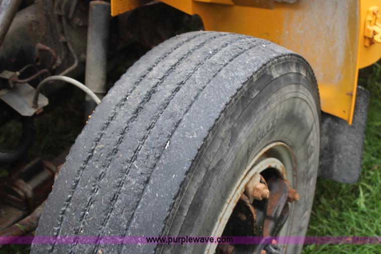 image for item H7964 1997 International 3800 school bus