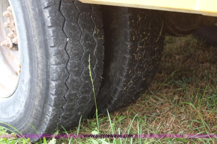 image for item H7964 1997 International 3800 school bus