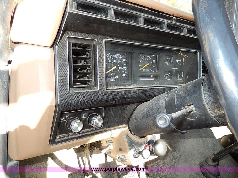 image for item H9534 1986 Ford F600G bucket truck