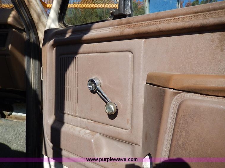 image for item H9534 1986 Ford F600G bucket truck