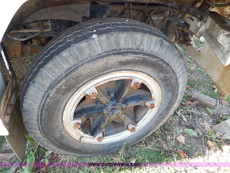 image for item H9534 1986 Ford F600G bucket truck