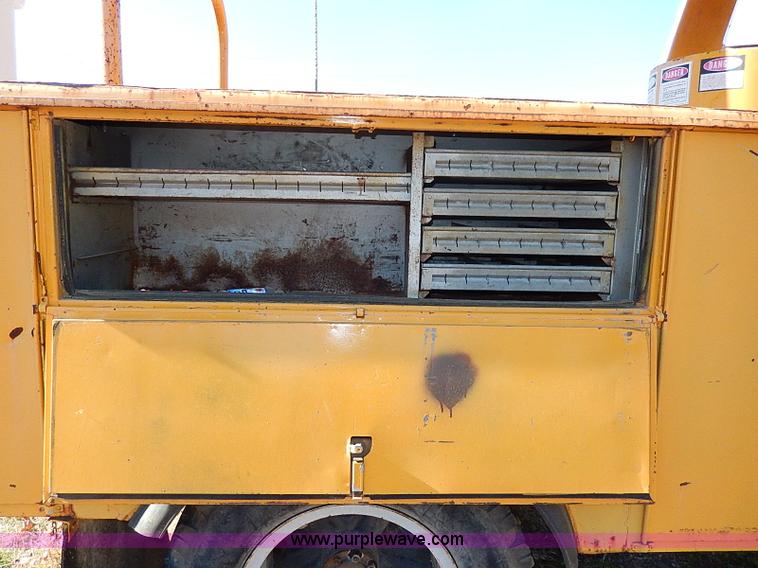 image for item H9534 1986 Ford F600G bucket truck