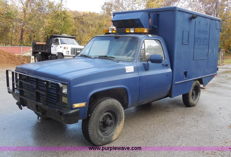 image for item I1252 1985 Chevrolet D30 box truck