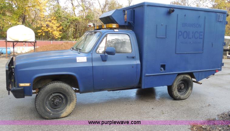 image for item I1252 1985 Chevrolet D30 box truck