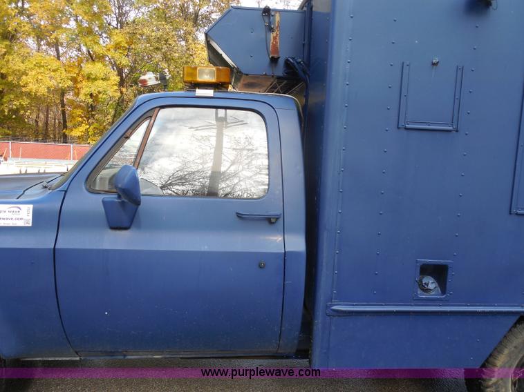 image for item I1252 1985 Chevrolet D30 box truck