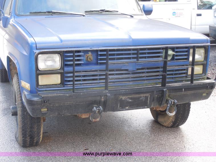 image for item I1252 1985 Chevrolet D30 box truck