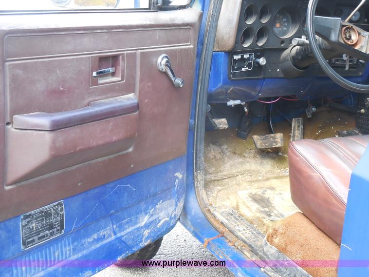 image for item I1252 1985 Chevrolet D30 box truck