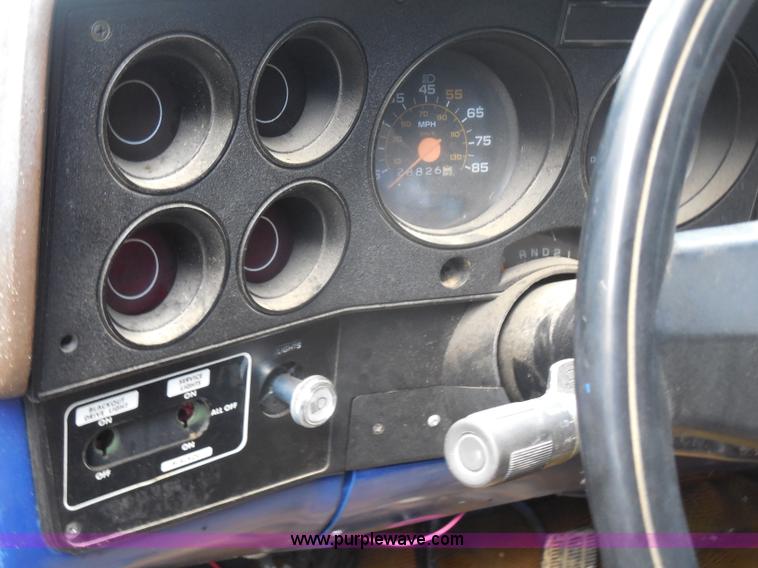 image for item I1252 1985 Chevrolet D30 box truck