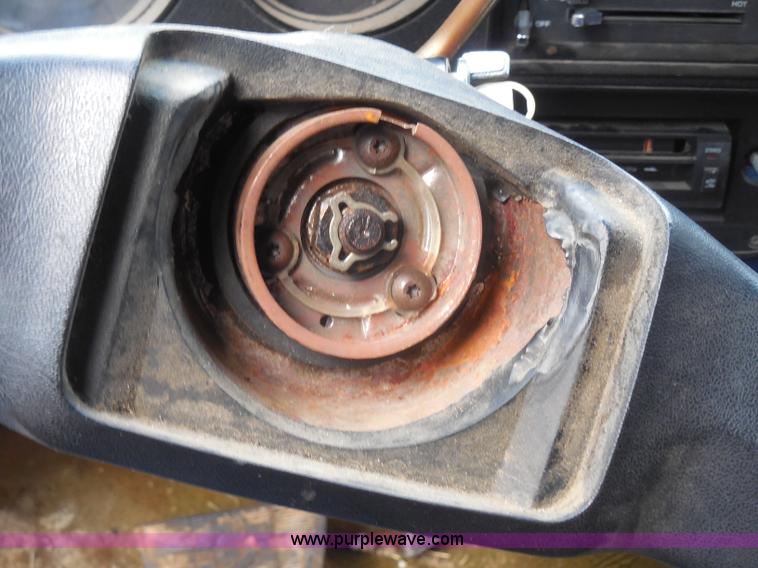 image for item I1252 1985 Chevrolet D30 box truck