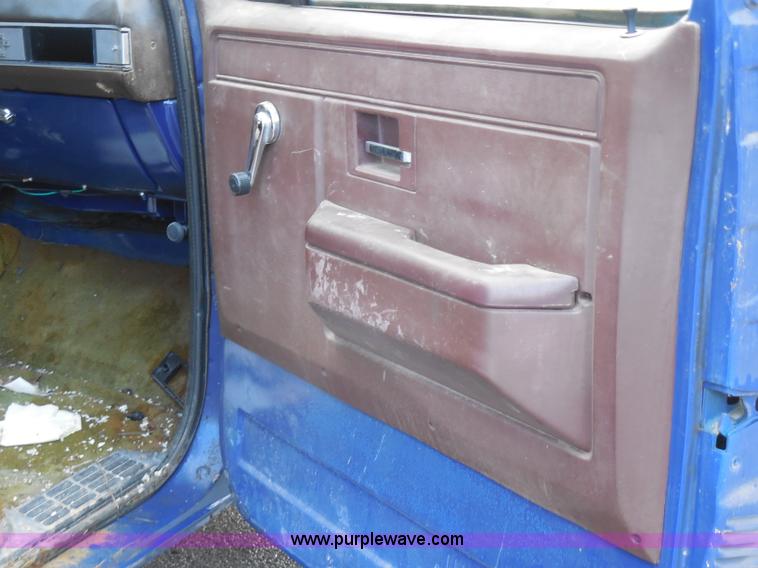 image for item I1252 1985 Chevrolet D30 box truck