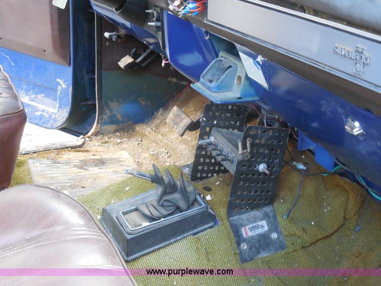 image for item I1252 1985 Chevrolet D30 box truck