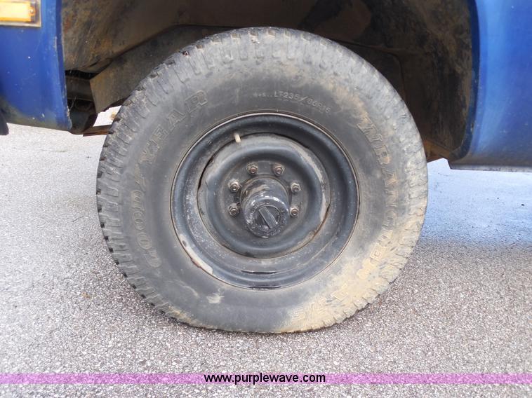 image for item I1252 1985 Chevrolet D30 box truck