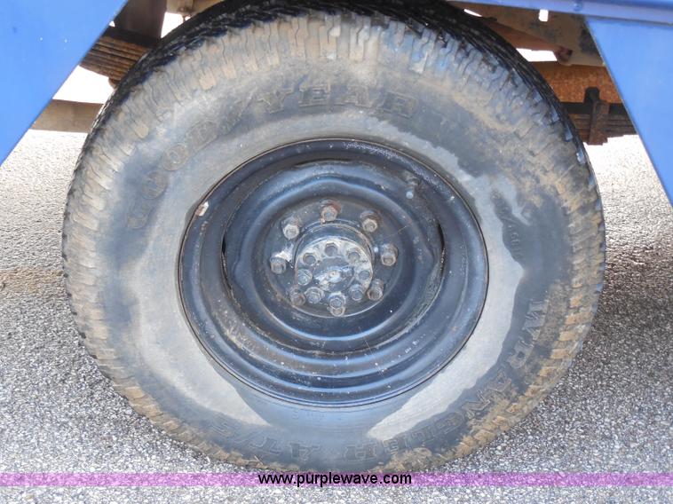 image for item I1252 1985 Chevrolet D30 box truck