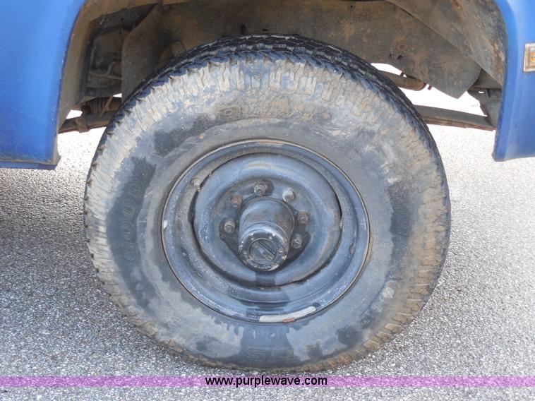 image for item I1252 1985 Chevrolet D30 box truck