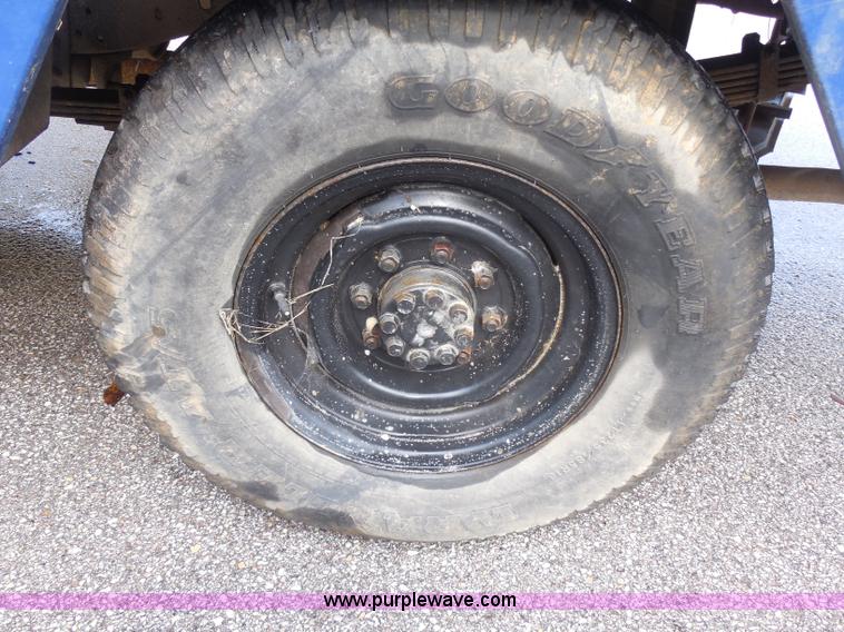 image for item I1252 1985 Chevrolet D30 box truck