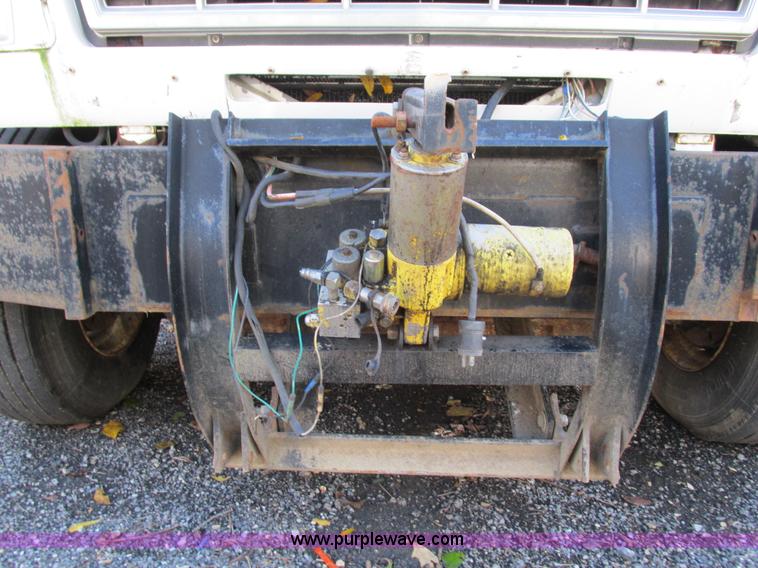 image for item I1254 1994 Ford F800 dump truck