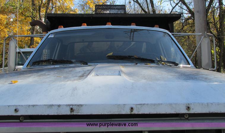image for item I1254 1994 Ford F800 dump truck
