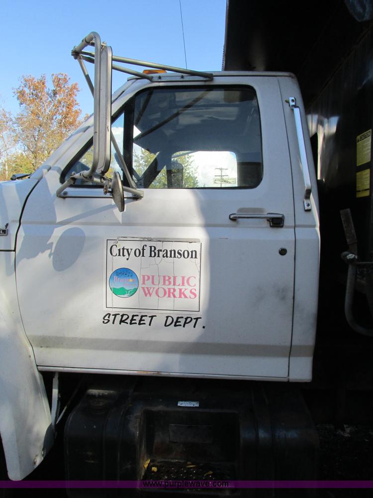 image for item I1254 1994 Ford F800 dump truck