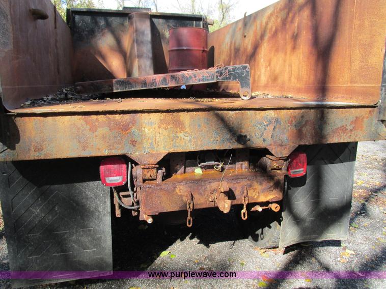 image for item I1254 1994 Ford F800 dump truck