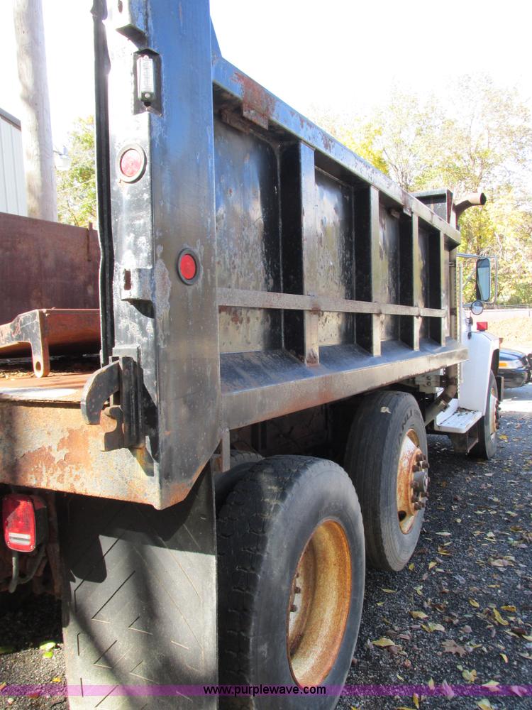 image for item I1254 1994 Ford F800 dump truck