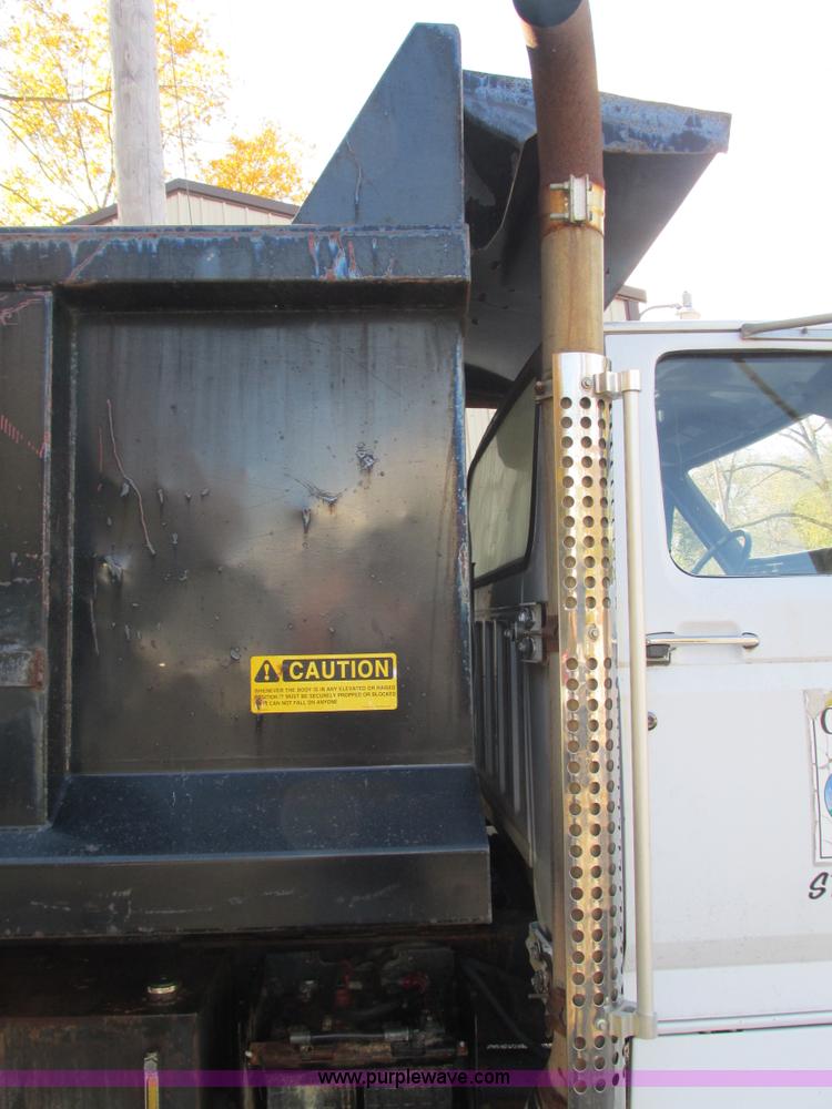 image for item I1254 1994 Ford F800 dump truck