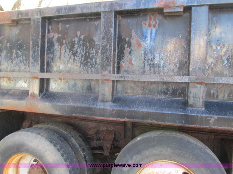 image for item I1254 1994 Ford F800 dump truck