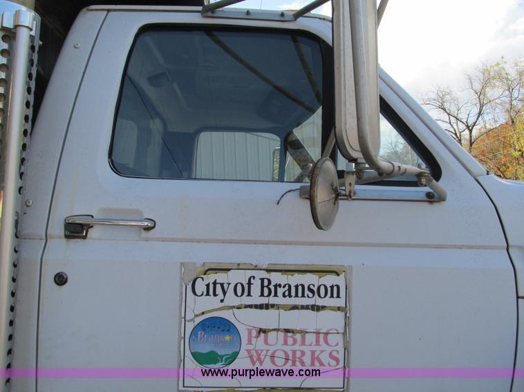 image for item I1254 1994 Ford F800 dump truck