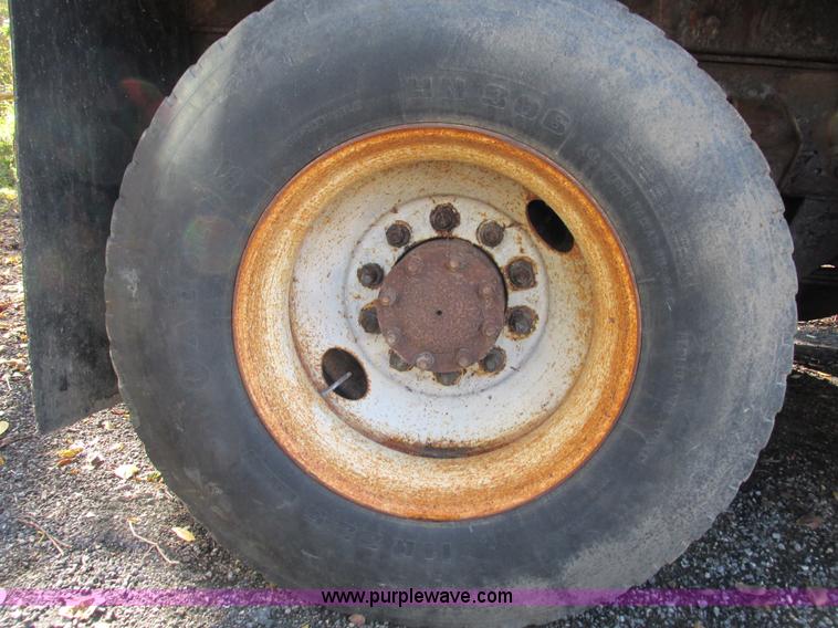 image for item I1254 1994 Ford F800 dump truck