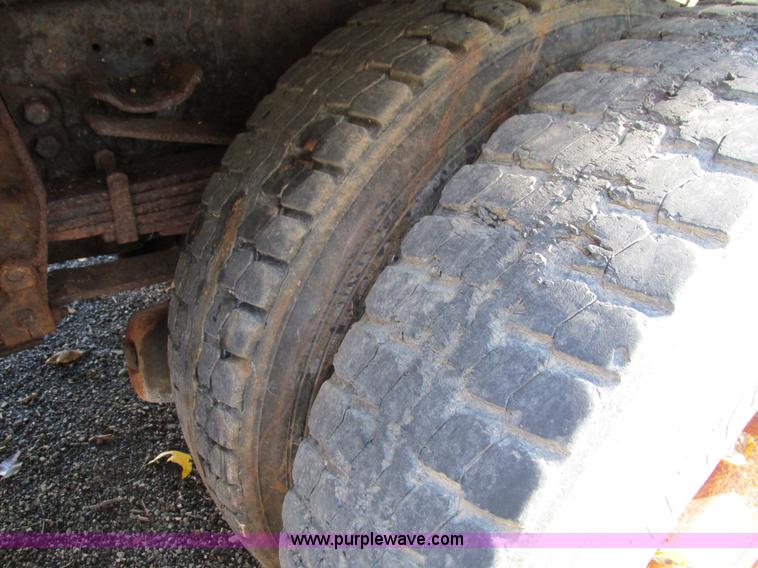 image for item I1254 1994 Ford F800 dump truck