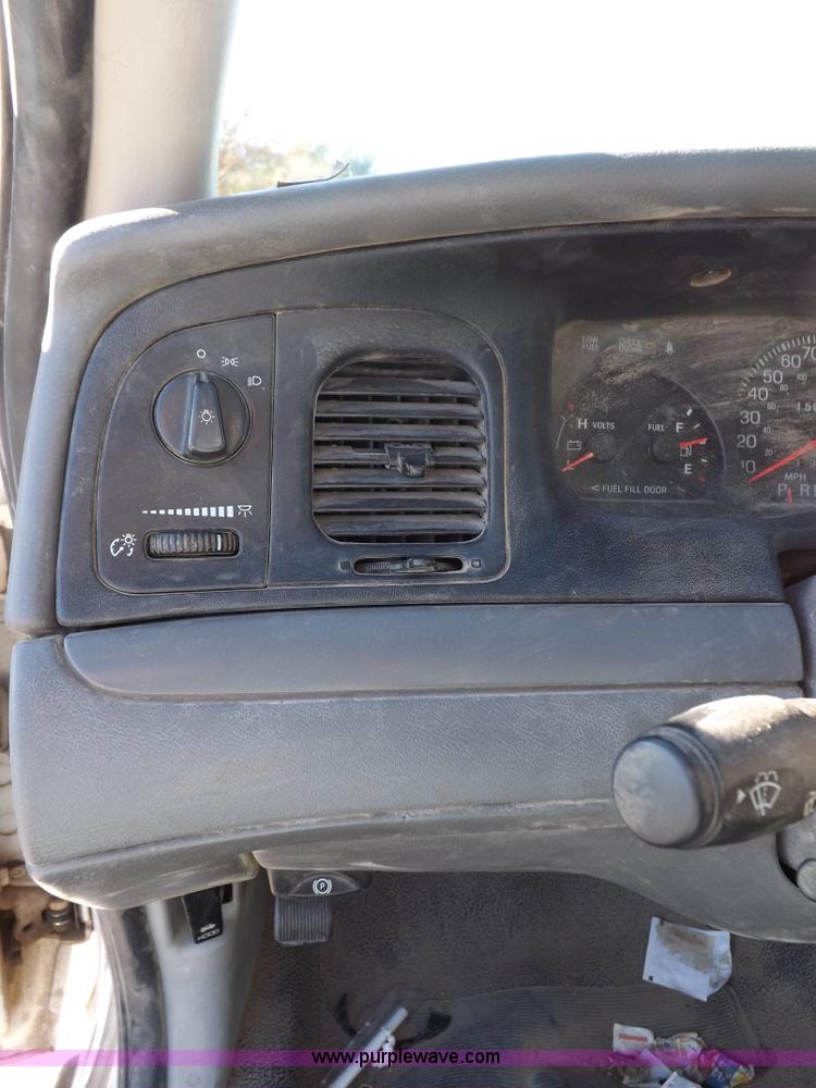 image for item I8259 2004 Ford Crown Victoria Police Interceptor