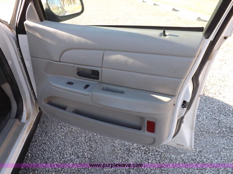 image for item I8259 2004 Ford Crown Victoria Police Interceptor