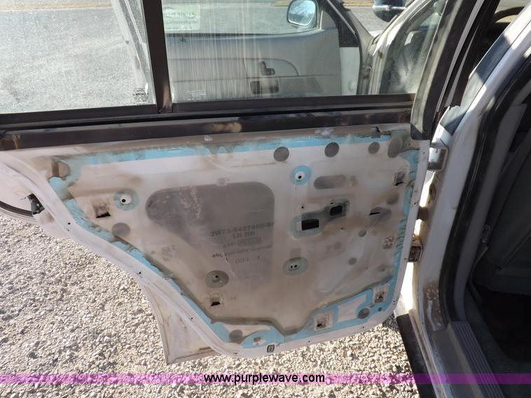 image for item I8259 2004 Ford Crown Victoria Police Interceptor