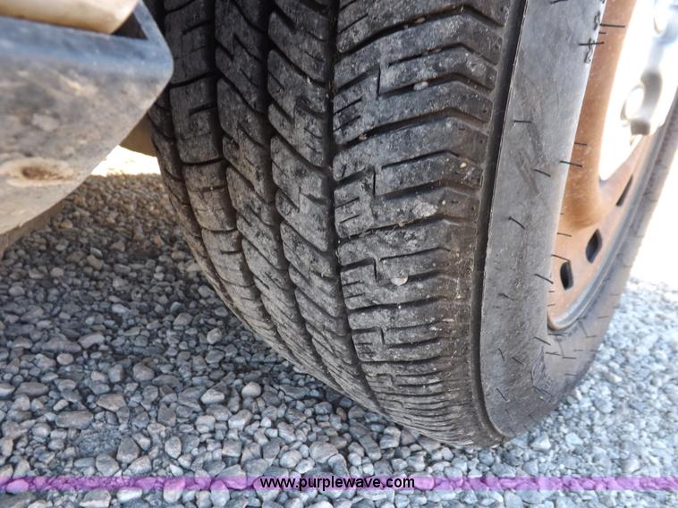 image for item I8259 2004 Ford Crown Victoria Police Interceptor