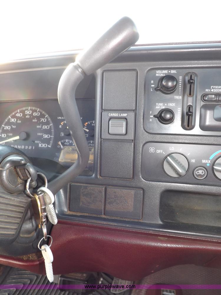 image for item I8349 1995 GMC Sierra 1500 SL Ext. Cab pickup truck