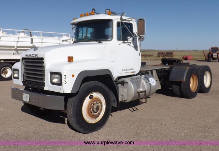 image for item I8450 1997 Mack RD688S semi truck